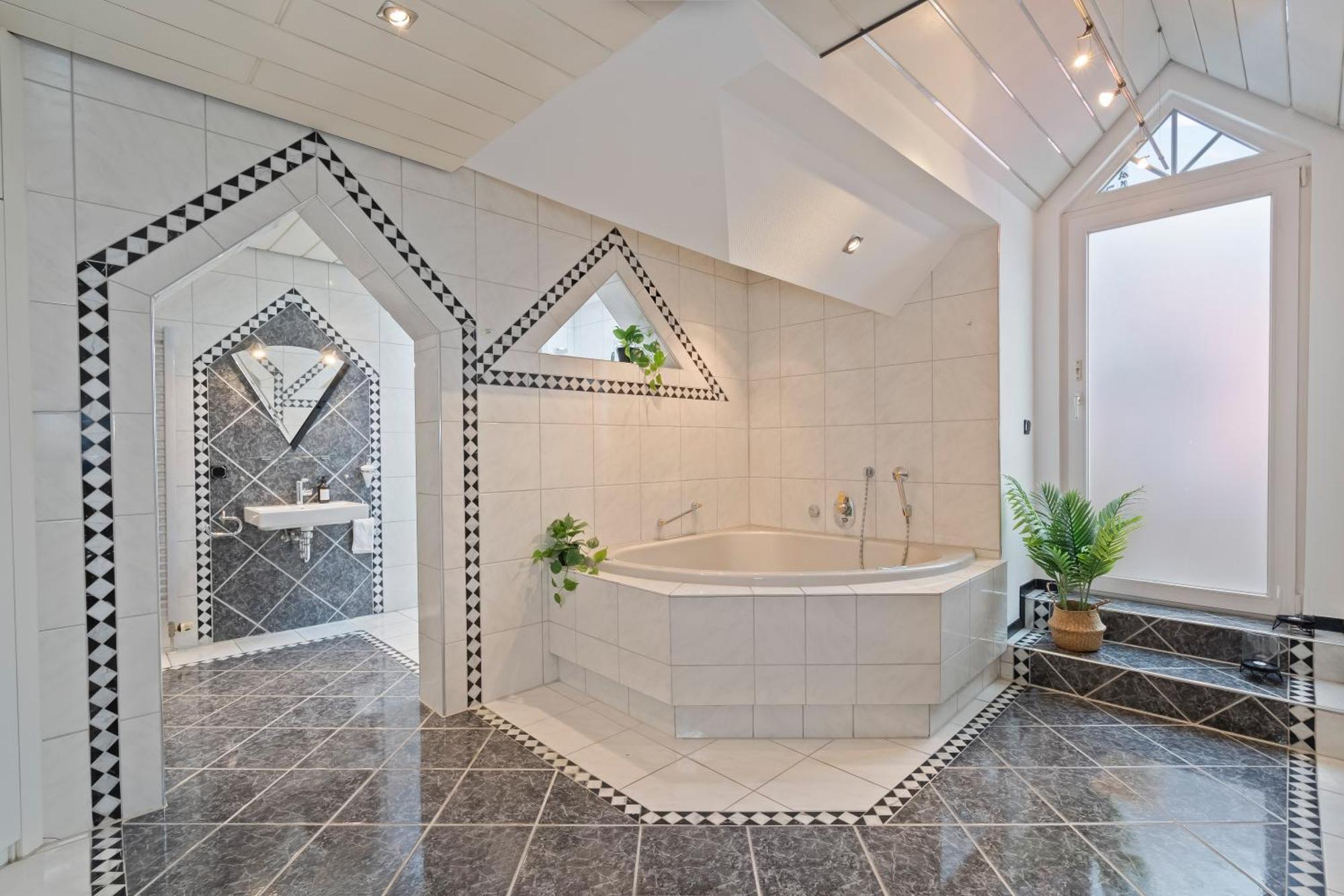 Stadtoase Fulda Mit Flair - Whirlpool, Balkon, 2Xparkplaetze, Highspeed Wlan ภายนอก รูปภาพ